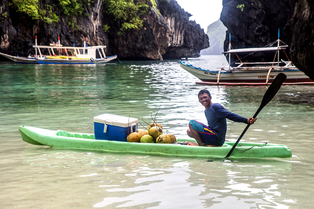 vendeur-de-coco-secret-lagoon.jpg