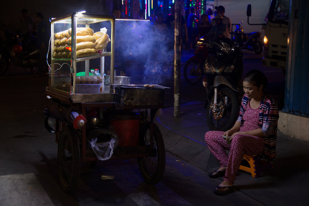 Vendeuse-de-Banh-Mi-HCM.jpg