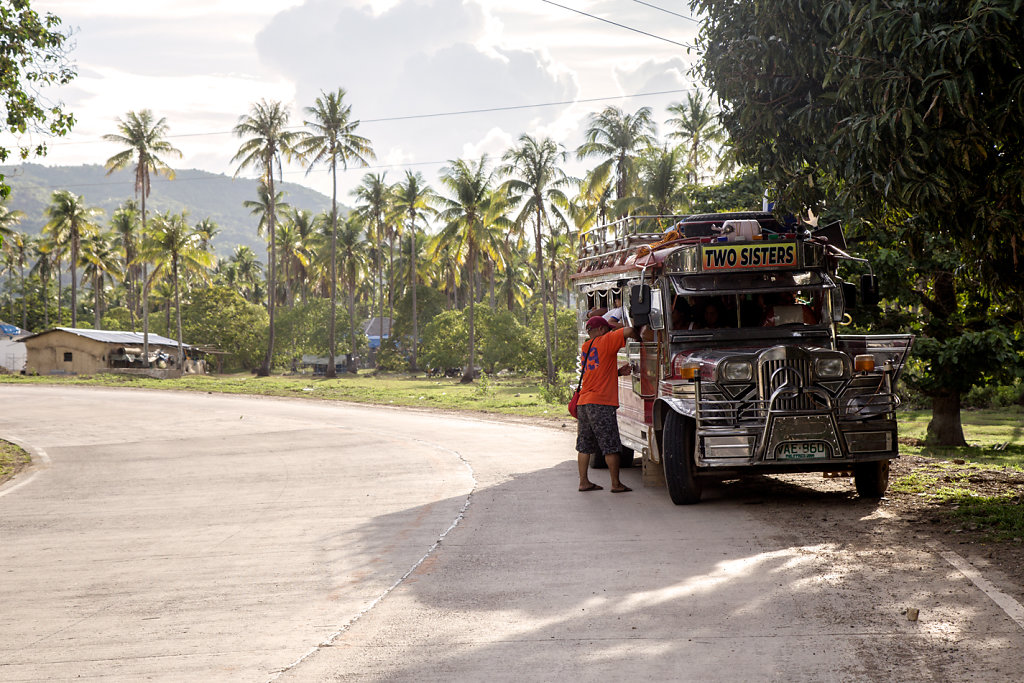 bus-dili-beach.jpg