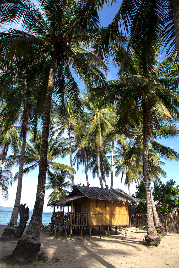 cabane-en-bord-de-plage-Sibaltan-palawan-nord.jpg