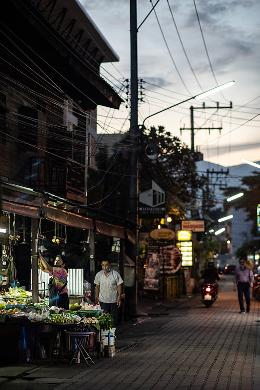 marche-ruelle-soir-chiang-mai.jpg